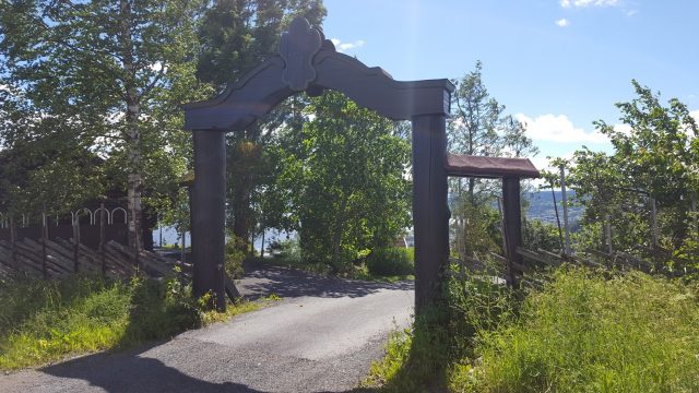 Porten til Tranberg gård, med Gjøvik i bakgrunnen.